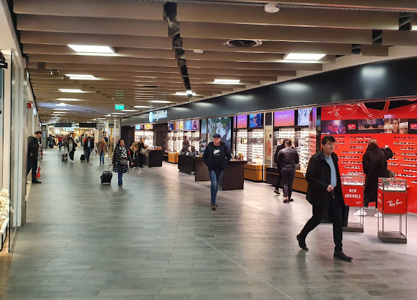 Interior do aeroporto de Luton